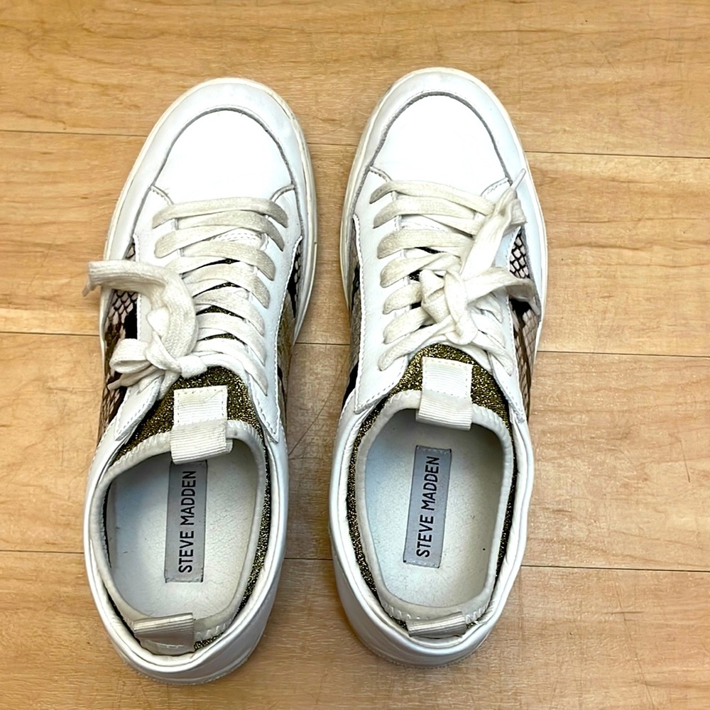 STEVE MADDEN white sneakers with snakeskin and gold.